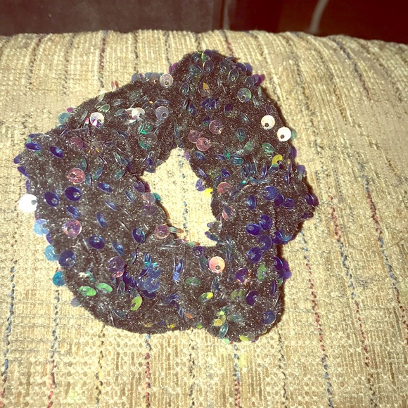 Sequence scrunchy - Picture 1 of 1